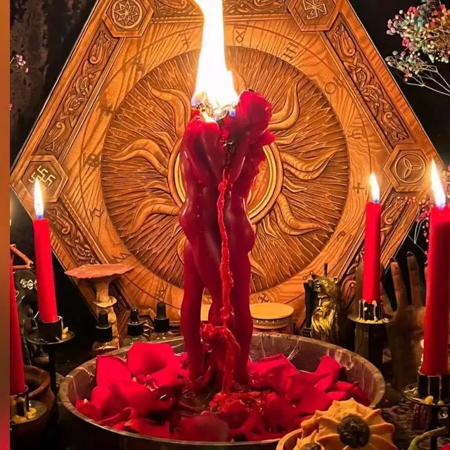Altar espiritual com velas vermelhas acesas e detalhes dourados