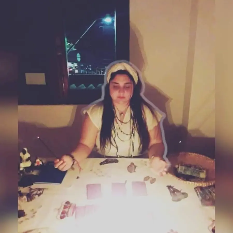 Mãe Cibele durante um atendimento com cartas